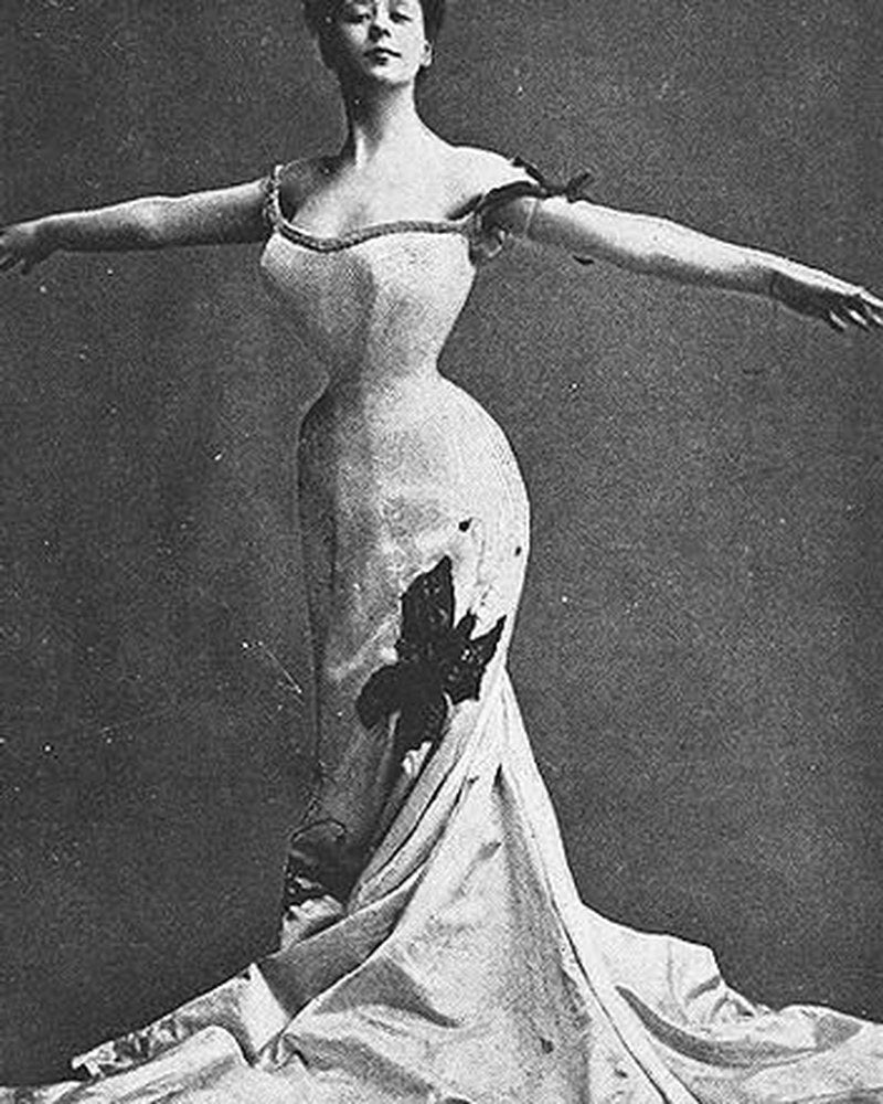 Camille Clifford, the original Gibson Girl, c. 1906. The Edwardian S-bend — corseted to its extreme.